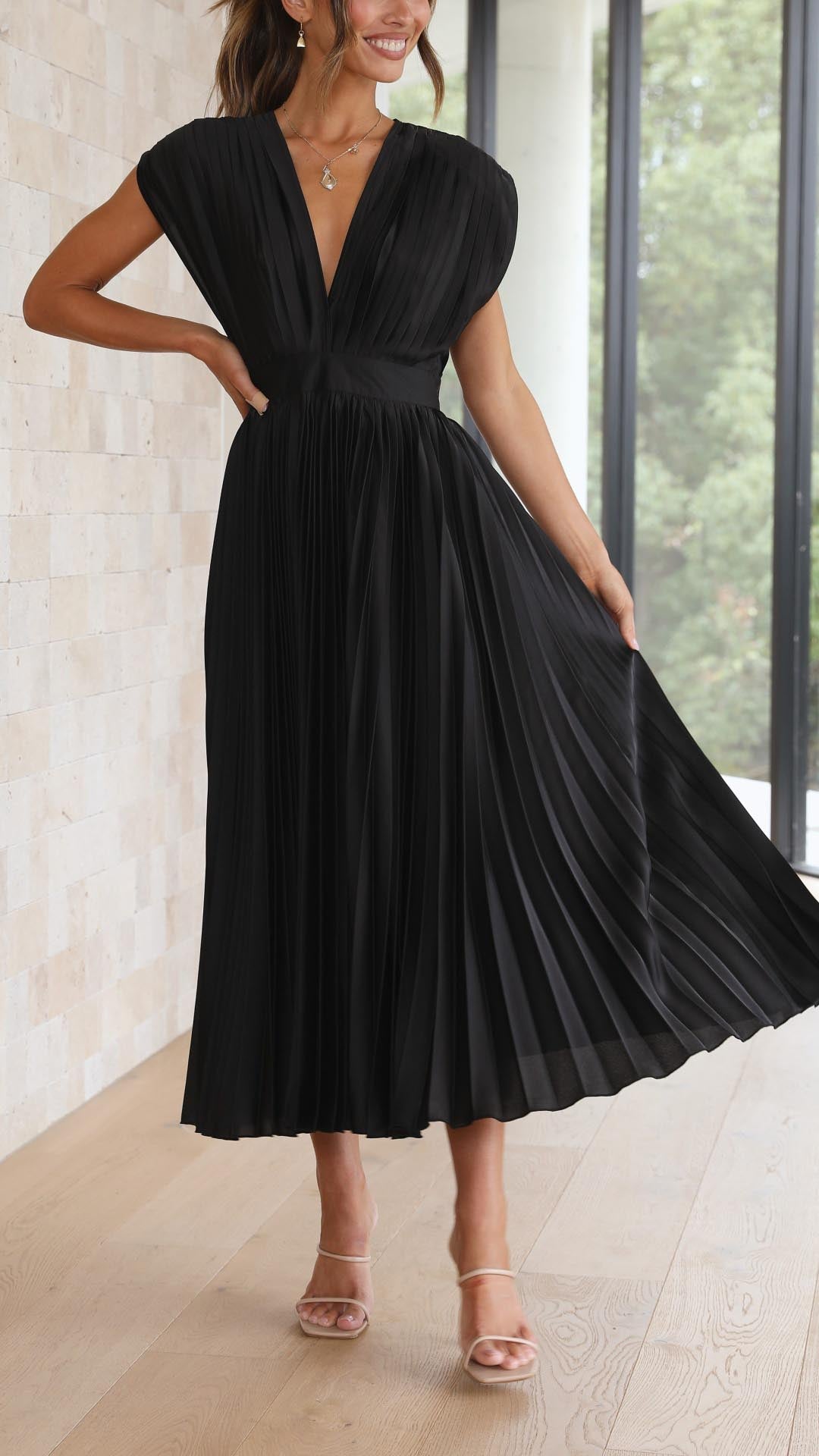 Vivienne – Elegant Pleated Dress