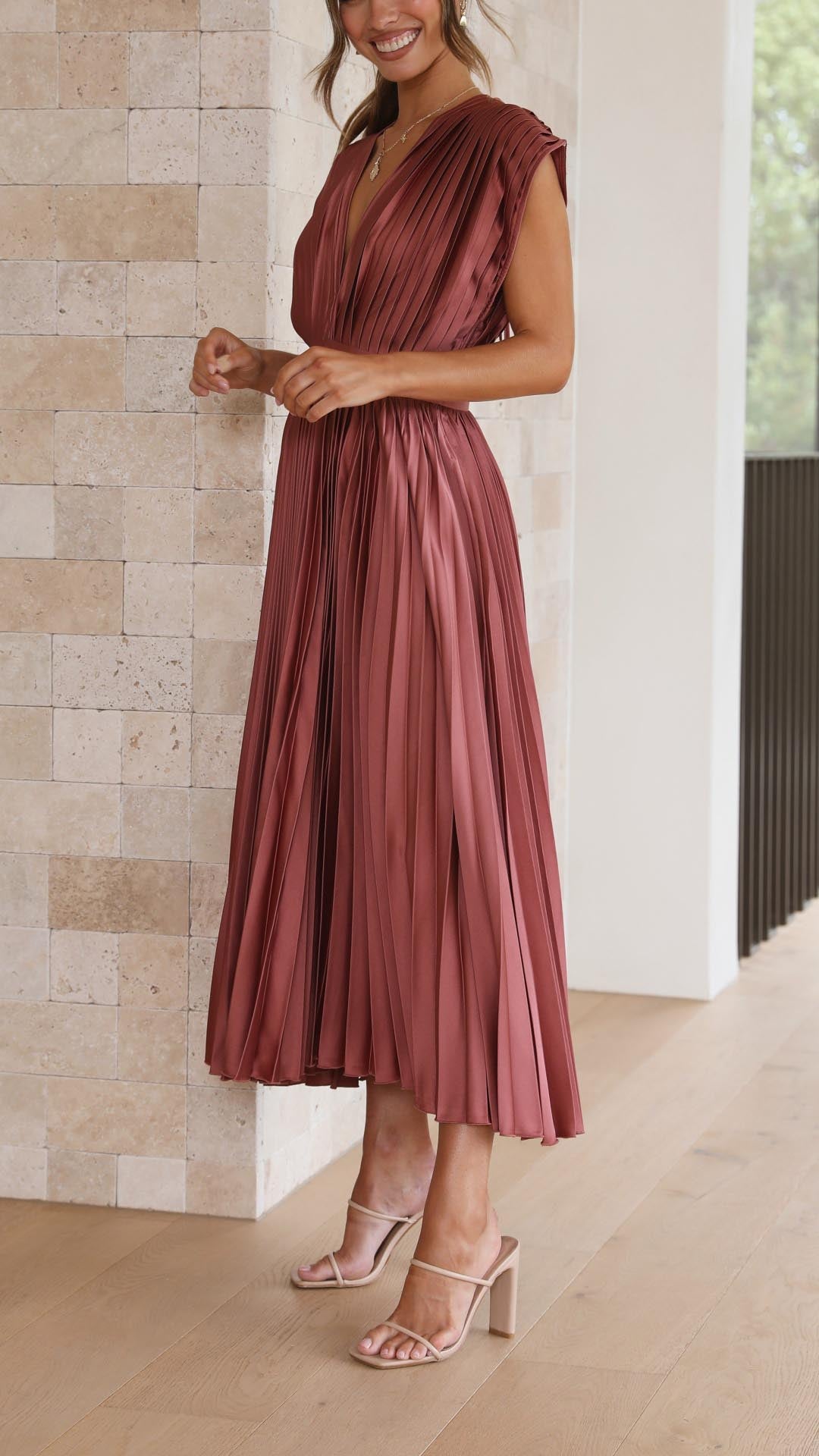 Vivienne – Elegant Pleated Dress