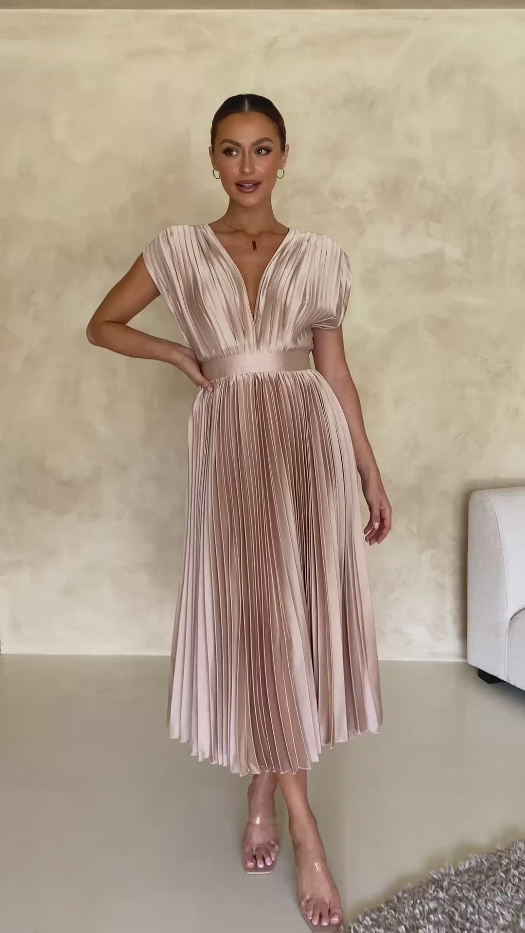 Vivienne – Elegant Pleated Dress